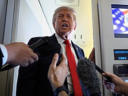 Americký prezident Donald Trump hovoí s novinái na palub letadla Air Force...
