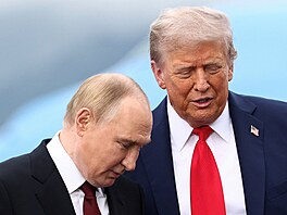 Americký prezident Donald Trump se vítá s ruským prezidentem Vladimirem Putinem...
