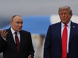 Americký prezident Donald Trump se vítá s ruským prezidentem Vladimirem Putinem...