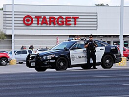Policie blokuje vchod do obchodu Target po stelb v Austinu v Texasu.  (11....