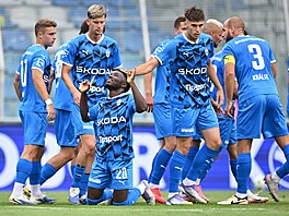 Fotbalisté Mladé Boleslavi se radují z gólu Solomona Johna.