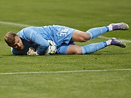 Slávistický branká� Jind�ich Stan�k zasahuje v utkání proti Jablonci.