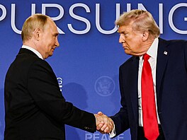 Ruský prezident Vladimir Putin a americký prezident Donald Trump na vojenské...