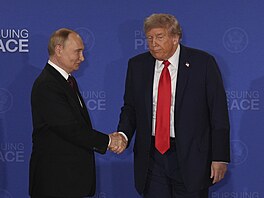 Ruský prezident Vladimir Putin a americký prezident Donald Trump na vojenské...