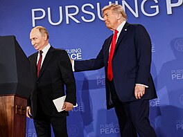 Ruský prezident Vladimir Putin a americký prezident Donald Trump na vojenské...