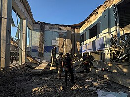 Záchranái a policisté pracují na míst ruského leteckého útoku na Ukrajinu v...