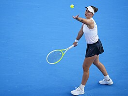 Barbora Krejíková si nadhazuje míek ve druhém kole turnaje v Cincinnati.