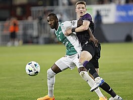 Lamin Jawo se sna� udr�et na zádech �t�pána Chaloupka.