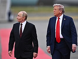 Americký prezident Donald Trump vítá ruského diktátora Vladimira Putina na...