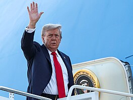 Donald Trump pi nástupu do letadla na letecké základn v Marylandu. Odlétá na...