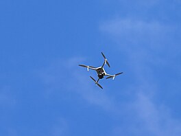 Dron souástí mechanizovaného cviení armády Mighty Arrow 25 na stelnici a...