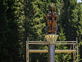 V nadmoské výce 1 140 metr byl odhalen Mariánský sloup Královna hor. (11....