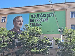 Pedvolební billboard Fialy zakrývá kus domu v centru Brna, vadí to památkám....