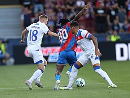 Plzeský Prince Adu se snaí proplést mezi dvma soupei z Rangers v odvetném...