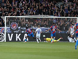 Plzeský útoník Rafiu Durosinmi stílí gól do sít Rangers v odvetném zápase...