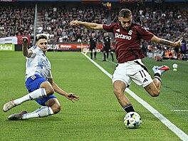 Sparanský krajní bek Matj Ryne centruje do vápna Olomouce.