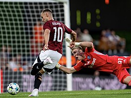 Sparanský útoník Jan Kuchta v anci bhem utkání s Olomoucí.