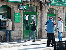 Rusové �ekají ve front� na výb�r hotovosti z bankomatu.
