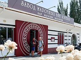 Turisté ped vinastvím Koktebel na jihovýchod Krymu (28. ervna 2025)