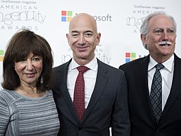 Jeff Bezos a jeho rodie, matka Jackie a otec Mike ve Washingtonu (8. prosince...