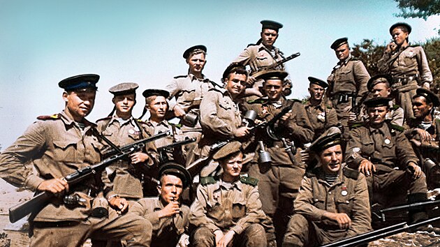 Sov�tsk� n�mo�n� p�chota p�ed vylod�n�m u Novorossijsku. Z mu�� na sn�mku p�e�ili jen t�i. (1943)
