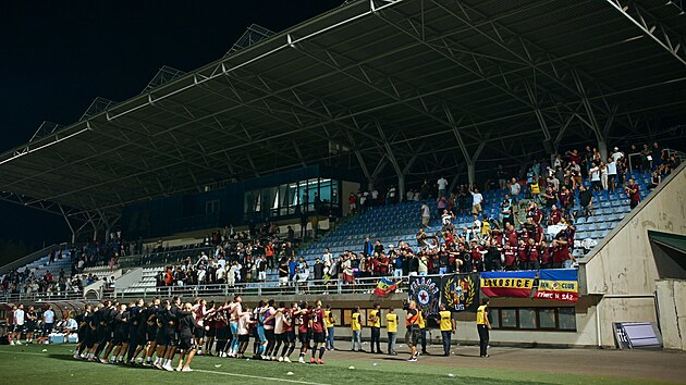 Fotbalisté Sparty děkují fanouškům na malinkém stadionu v Jerevanu, kde...