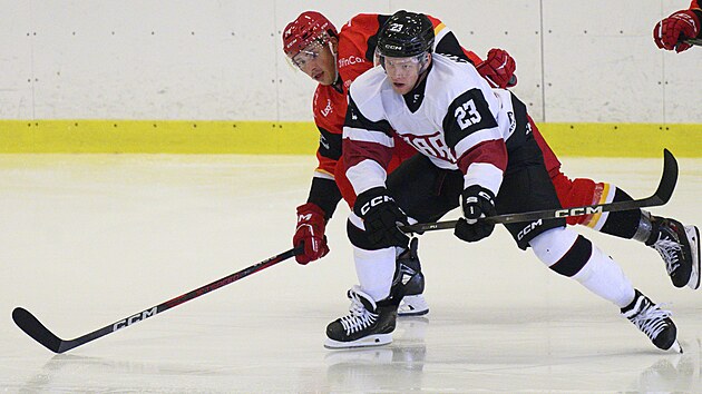 Zleva Connor Bunnaman z Hradce Kr�lov�, Pavel Kousal ze Sparty.