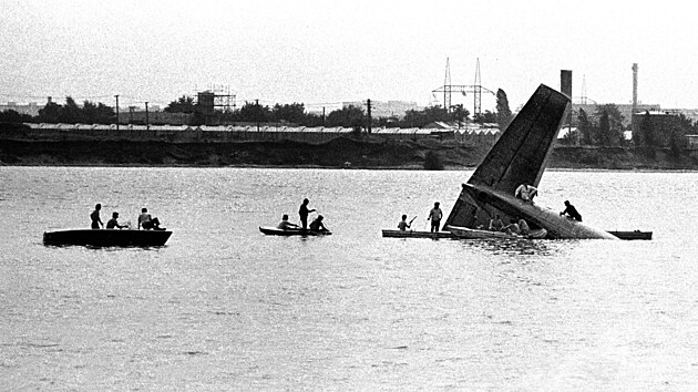 Druh� nejtragi�t�j�� nehoda �eskoslovensk�ch civiln�ch letadel se stala 28. �ervence 1976 u Bratislavy. Ilju�in Il-18 spole�nosti �SA postihl kr�tce p�ed p�ist�n�m v�padek dvou ze �ty� motor�, stroj spadl do jezera. Zem�elo 76 lid�.