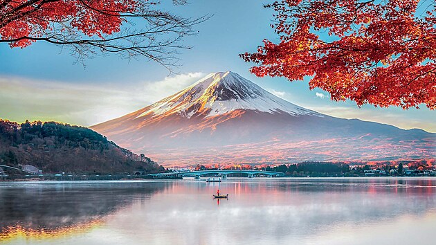 Symbol Japonska. Podzimn� v�hled na nejvy��� japonskou horu Fud�i (3 776 m n.m.), focenou p�es jezero Kawagu�i. Pro Japonce m� sopka Fud�i hlubok� duchovn� a kulturn� v�znam a je pova�ov�na za posv�tn� m�sto.