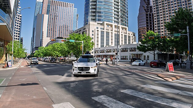 Konkuren�n� Waymo nab�z� autonomn� tax�ky, kter� v�s v Austinu dovezou tam, kam si jen �eknete. Oper�tory a dozor nepot�ebuj�.