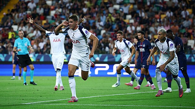 Micky van de Ven z Tottenhamu slaví gól v Superpoháru UEFA proti PSG.