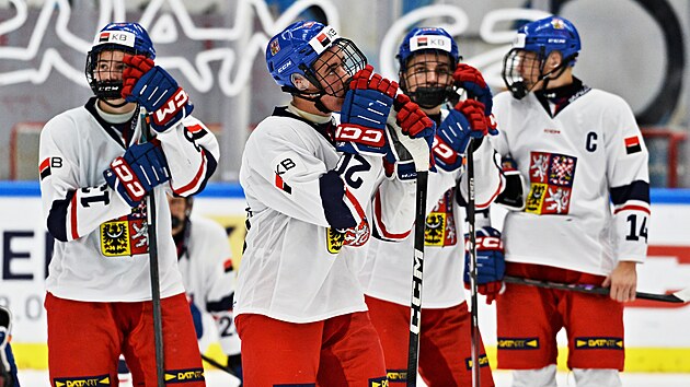 etí hrái smutní po prohraném zápase s Kanadou na Hlinka Gretzky Cupu.
