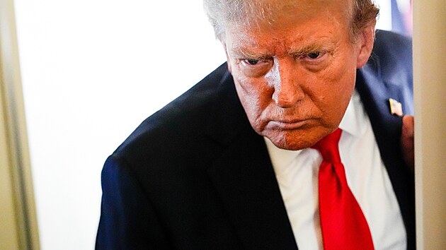 Americk� prezident Donald Trump hovo�� s novin��i na palub� letadla Air Force One b�hem cesty na Alja�ku, kde se setk� s rusk�m prezidentem Vladimirem Putinem. (15. srpna 2025)