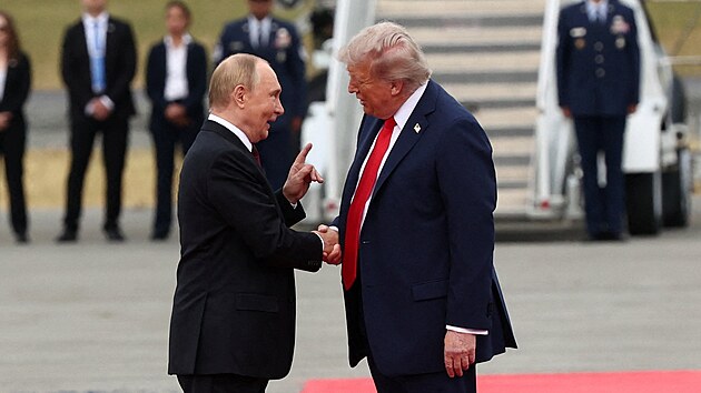 Americk prezident Donald Trump si podv ruku s ruskm prezidentem Vladimirem Putinem pi setkn v Anchorage na Aljace. (15. srpna 2025)