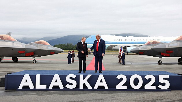 Americk� prezident Donald Trump se v�t� s rusk�m prezidentem Vladimirem Putinem v Anchorage na Alja�ce. (15. srpna 2025)