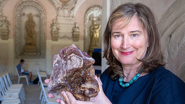 Um�l� barokn� jeskyn� v Arcibiskupsk�m z�mku v Krom���i jsou pokryt� stovkami ametyst�. Des�tky let je ukr�vala vrstva malty. Unik�tn� objev u�inila v�dkyn� Jana Zapletalov� z Univerzity Palack�ho v Olomouci p�i zkoum�n� �tukov� v�zdoby z�mku. Jde o objev mezin�rodn�ho v�znamu.