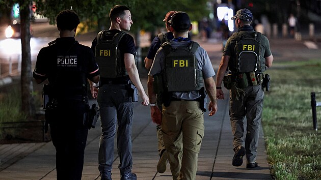 Feder�ln� agenti a policist� hl�dkuj� ve Washingtonu, D.C. pot�, co americk� prezident Donald Trump ozn�mil p�evzet� metropolitn� policie feder�ln�mi org�ny s c�lem pomoci p�i prevenci kriminality. (12. srpna 2025)