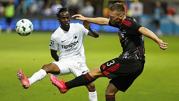 Sparansk wingbek Pavel Kadebek odehrv m ped Azizem Kayondem z Liberce.