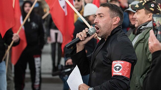 Neonacista Sven Liebich, nyn� Marla-Svenja, byl v roce 2023 pravomocn� odsouzen za podn�cov�n� k nen�visti, hanoben� a ur�ky. (19. srpna 2025)