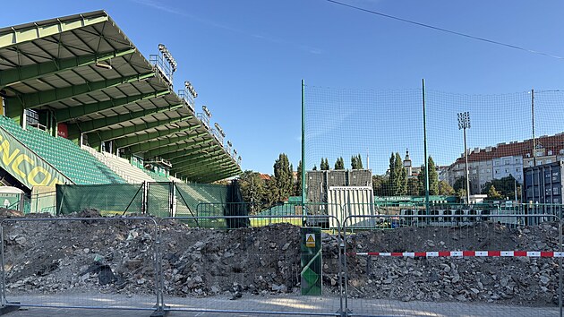 Zbouraná ze� stadionu v �olí�ku, která odd�lovala areál Bohemians od Vr�ovické...
