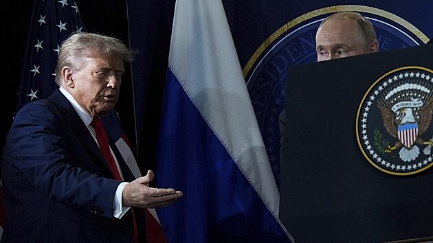 Rusk� prezident Vladimir Putin a americk� prezident Donald Trump na vojensk� z�kladn� v Anchorage na Alja�ce (15. srpna 2025)