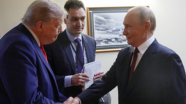Rusk� prezident Vladimir Putin a americk� prezident Donald Trump na vojensk� z�kladn� v Anchorage na Alja�ce (15. srpna 2025)