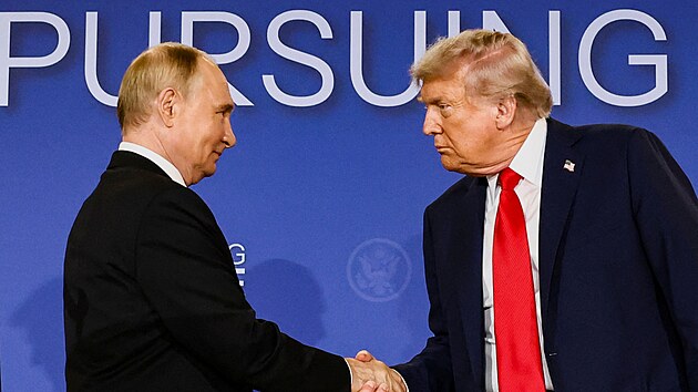 Rusk� prezident Vladimir Putin a americk� prezident Donald Trump na vojensk� z�kladn� v Anchorage na Alja�ce (15. srpna 2025)