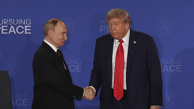 Rusk� prezident Vladimir Putin a americk� prezident Donald Trump na vojensk� z�kladn� v Anchorage na Alja�ce (15. srpna 2025)