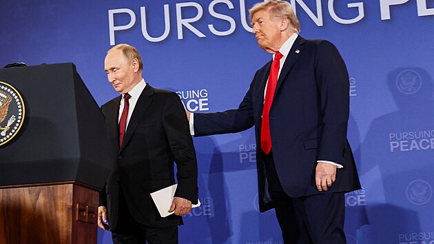 Rusk� prezident Vladimir Putin a americk� prezident Donald Trump na vojensk� z�kladn� v Anchorage na Alja�ce (15. srpna 2025)