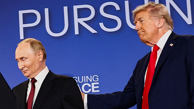 Rusk prezident Vladimir Putin a americk prezident Donald Trump na vojensk zkladn v Anchorage na Aljace (15. srpna 2025)