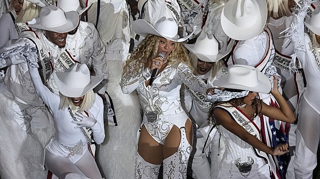 Beyonc� vystupuje b�hem p�est�vky fotbalov�ho z�pasu NFL mezi Houston Texans a Baltimore Ravens v Houstonu. (25. prosince 2024)