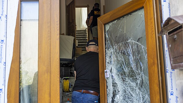 Z�sah policist� v dom� Tom�e Ji�ikovsk�ho v B�eclavi. (15. srpna 2025)