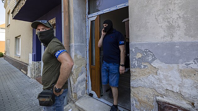Z�sah policist� v dom� Tom�e Ji�ikovsk�ho v B�eclavi. (15. srpna 2025)