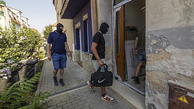 Z�sah policist� v dom� Tom�e Ji�ikovsk�ho v B�eclavi. (15. srpna 2025)